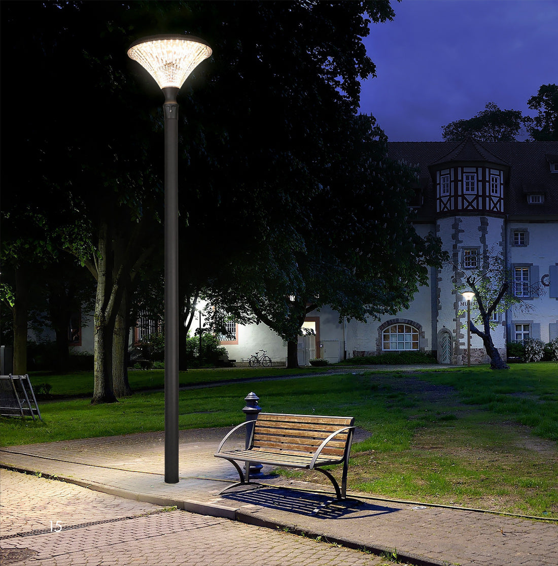 3.2m Prestige Style Solar Lamp - Perfect for entrances and car parks